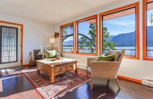 Lakelse Cabin | Privacy & absolute lakefront with Hot-Tub & Outdoor Sauna - relax & recharge!