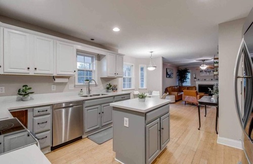 Lexington House | Privacy, Family, 3 Smart TVs, Wi-Fi, Deck, 2 Acres