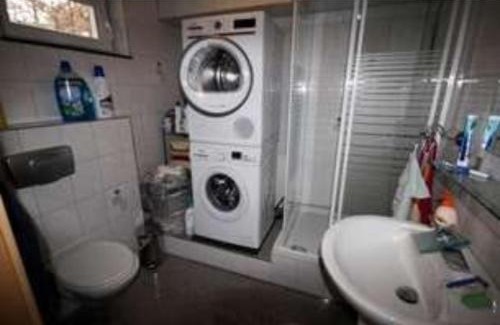 Ehningen House | Privat Zimmer inkl eigenem Bad WC TV kostenlosem WiFi auf einer Etage Waschmaschine Trockner gegen Entgelt Nutzbar Bertrandt IBM 4 Minuten Mercedes 8 Minuten Universität Stuttgart 16 Minuten Universität Tübingen 28 Minuten Ein Lidl 140 Meter