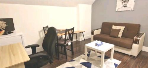 Ealing Common Apartment | Private 1 Bed apartment, by Ealing Common Station