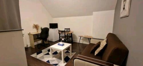 Ealing Common Apartment | Private 1 Bed apartment, by Ealing Common Station