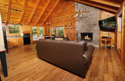 Sevierville Cabin | Private 1 Bedroom Honeymoon Cabin, Back Yard with Hot Tub on a Gazebo!
