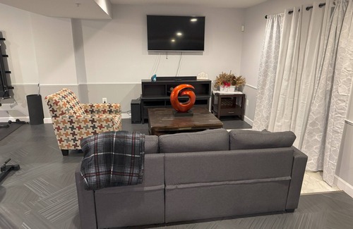 Severn Apartment | Private 1BD Basement Apartment w. Gym