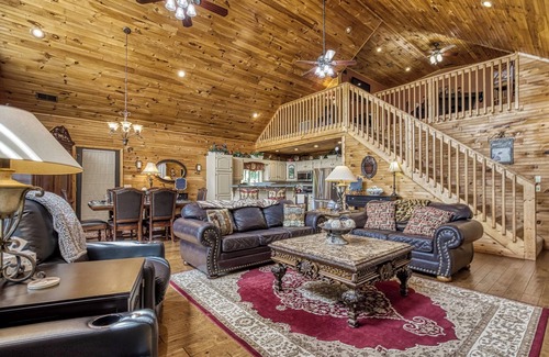 Gatlinburg - Pigeon Forge Cabin | Private 2/3acre, pool table, dog run, wrap around deck, horse shoes, fire pit