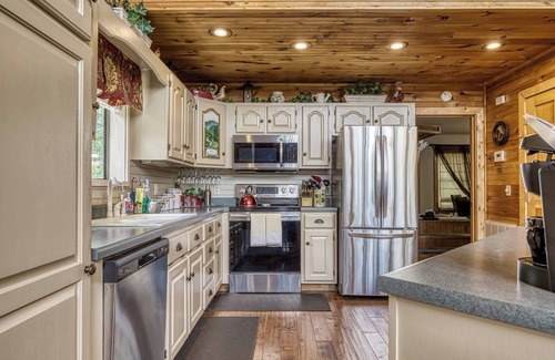 Gatlinburg - Pigeon Forge Cabin | Private 2/3acre, pool table, dog run, wrap around deck, horse shoes, fire pit