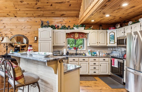 Gatlinburg - Pigeon Forge Cabin | Private 2/3acre, pool table, dog run, wrap around deck, horse shoes, fire pit