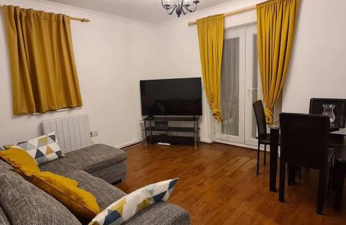 Custom House Apartment | Private 2 Bed Flat close to EXCEL & CITY AIRPORT
