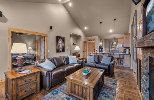 Powell Butte Cabin | Private 2-King Luxury Cabin at Brasada Ranch: pools, golf, hot tubs and more!
