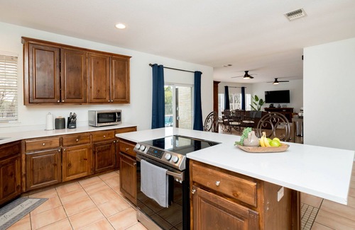 Canyon Lake House | Private 20 Acres Hot Tub Swimming Pool Ping Pong Family Reunions Micro Weddings