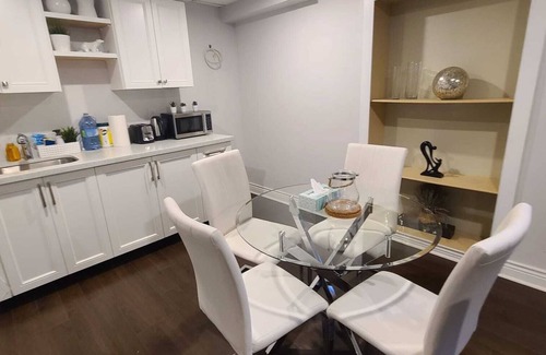 Clarkson-Lorne Park House | Private 2Bed Basement Apt |Self-Check with Kitchn