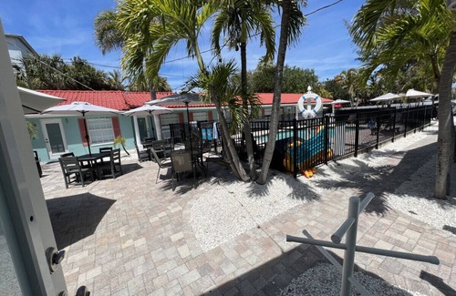 Sunset Beach House | Private 2BR bungalow #10