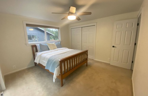 Roseburg Cabin | Private 3-bedroom lodge in Sutherlin with views, WiFi.