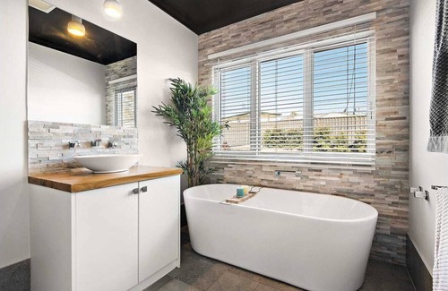 Ellalong House | Private 4 Bedroom with outdoor SPA, 10mins to Wineries