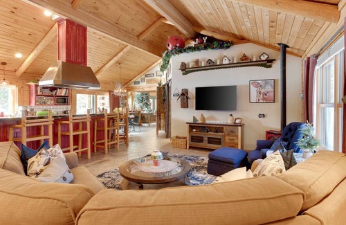 Deschutes River Woods House | Private 5 ac pond 6 bedrooms & 4 bath, perfect for reunions or team building