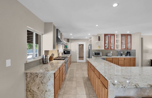 Sundown Ranchos House | Private 5 BR + Spacious Backyard on Acre Lot