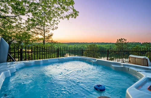 Mid America House | Private 6 BR Lakefront Gem, Heated Pool, Kayaks