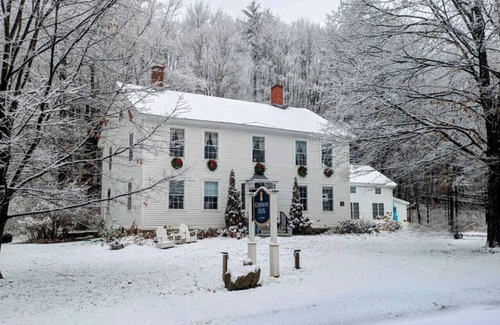 Bread Loaf Bed & Breakfast | Private 6-Room Vermont Inn for Groups – Daily Breakfast & Local Beers and Wines