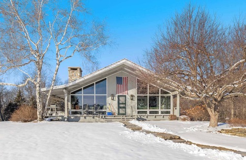 Dorset House | Private 7-BR Retreat on 12 Acres w/Mountain Views