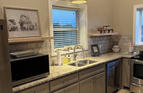 Plainview House | PRIVATE! 900 SF Charming & Spacious Barn-dominium Experience