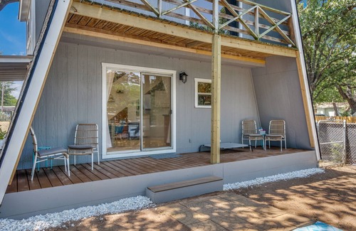 Granbury Cottage | Private A-Frame w/Kayaks on Canal newly renovated