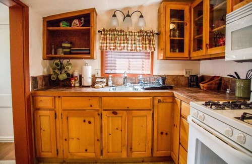 Estes Park Cabin | Private and cozy miners cabin with full kitchen. Dogs OK.