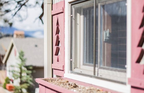 Estes Park Cabin | Private and cozy miners cabin with full kitchen. Dogs OK.