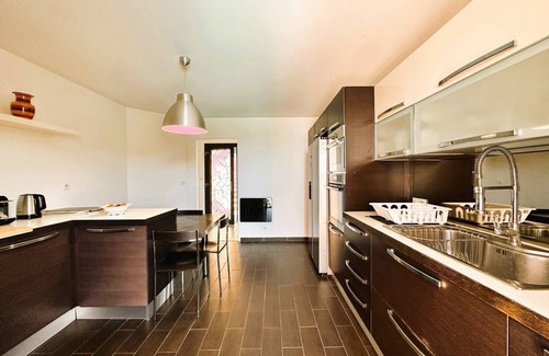 La Londe-les-Maures House | Private and air-conditioned villa for 10 people with a pool and stunning sea and hill views in La.