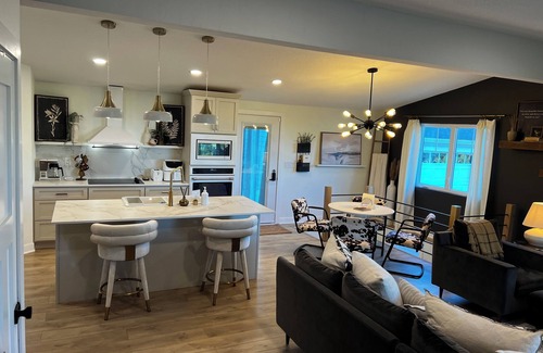 Waverly House | Private and Relaxing Acreage in West Waverly