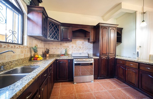 Barrio Ricos y Famosos House | Private and Relaxing beach house! Minutes to Jaco downtown