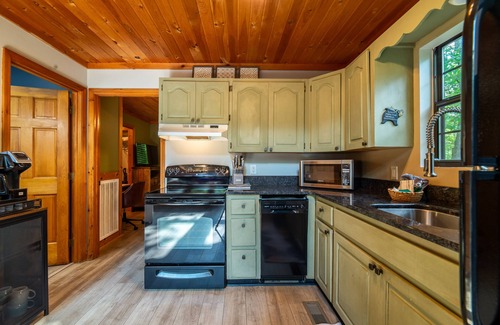 Gatlinburg - Pigeon Forge House | Private and Secluded Pet friendly cabin in the Smokies! 2bed/2bath