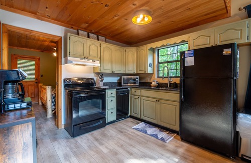 Gatlinburg - Pigeon Forge House | Private and Secluded Pet friendly cabin in the Smokies! 2bed/2bath