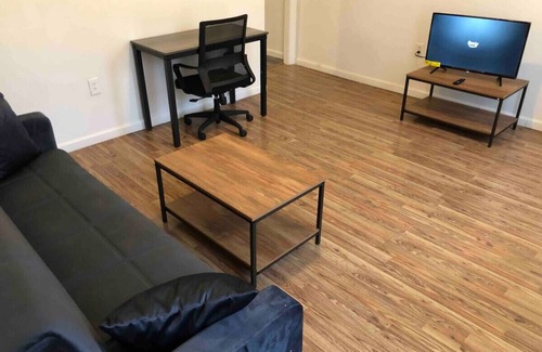 Elizabeth Apartment | Private apartment with 3 bedrooms and 1 bathroom only 15 minutes to Newark International Airport EWR