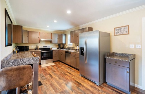 Shannon Apartment | Private Backyard Free Parking Grill Deck