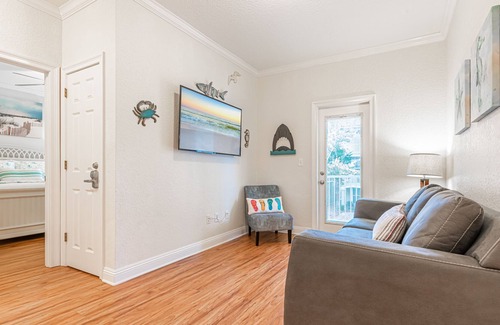 Villages of Crystal Beach House | Private Balcony ~ Lagoon Style Pool ~ Comfortable Furnishings