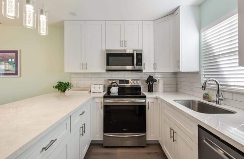 Old Town Condo | Private Balcony & Parking - Sea Esta Suite