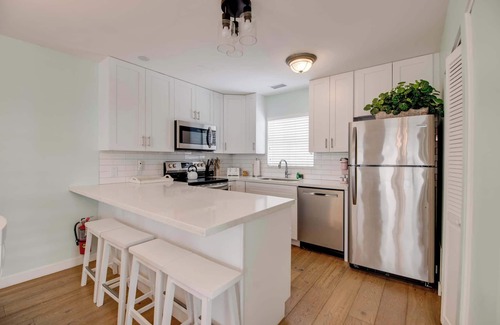 Old Town Condo | Private Balcony & Parking - Sea Esta Suite