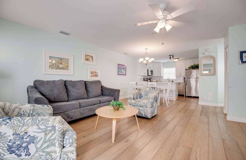 Old Town Condo | Private Balcony & Parking - Sea Esta Suite