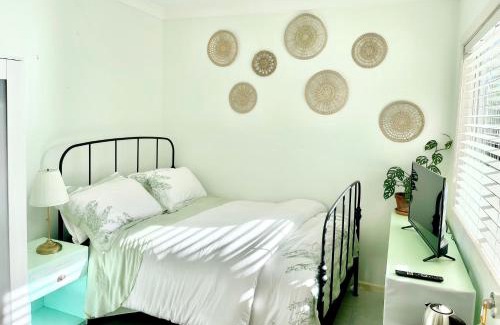 Marsfield House | Private bath garden view guest room pet friendly