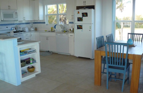 Spanish Wells Cottage | Private Beachfront Home-Spectacular Views, Large Deck.