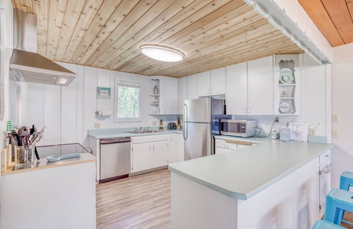 Lincoln Beach House | Private Beach Access, Panoramic Views and Spacious Rooms Set This Home Apart!