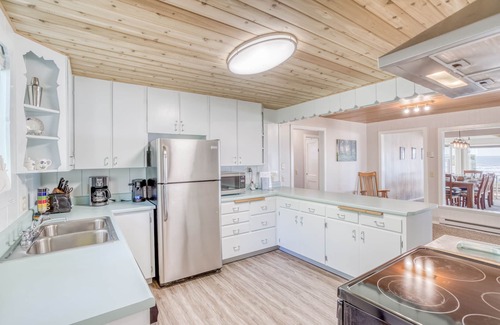 Lincoln Beach House | Private Beach Access, Panoramic Views and Spacious Rooms Set This Home Apart!