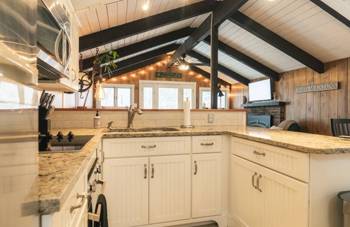 Bartlett Ski Chalet | Private beach access and 2 miles to Storyland. Pet Friendly!