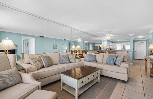 Holiday Isle Condo | 🌴Private Beach Access~Gulf Front~Pool~Balcony~2BR Destin on the Gulf 206
