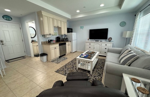 Englewood Apartment | Private beach access