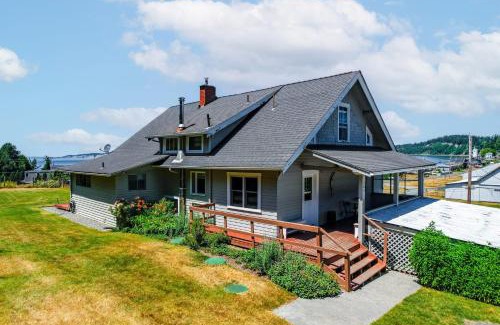 Maxwelton House | Private Beach Access Water Views Sleeps 18 Historic 6BDR Farmhouse w Deck