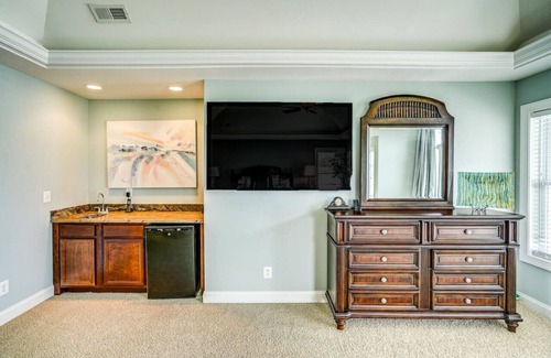 Livingston House | Private Beach, Boathouse, Hot Tub & More – Perfect Getaway Spot for all ages!