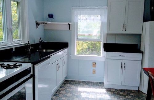 Brewster Cottage | Private Beach. Fabulous Bay Views. WIFI