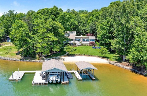Penhook House | PRIVATE BEACH, FLAT LOT, FIRE-PIT, SLEEPS 18