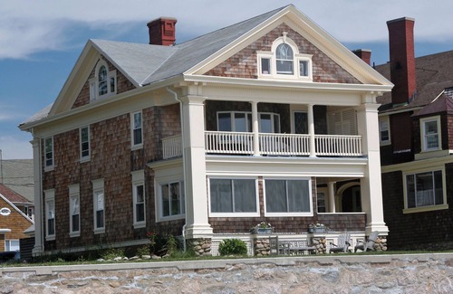 New London House | Private Beach Front Spacious 6-bedroom New England home on Long Island Sound
