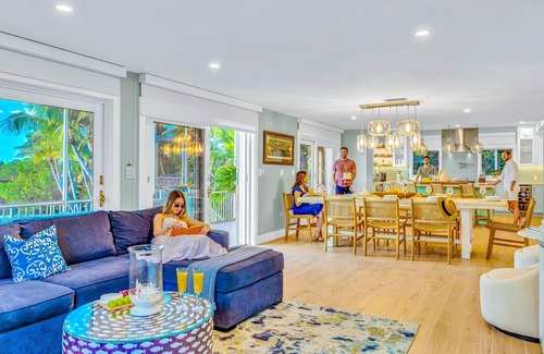 Islamorada House | PRIVATE BEACH, Pickleball Court and Tiki Bar/Heated Pool/Designated Paradise Key